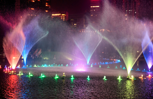 Целый месяц в Куала-Лумпур будет проходить фестиваль "Краски Малайзии" - Water fountains in Kuala Lumpur, Malaysia