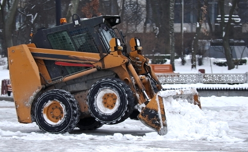 Украина в блокаде из-за циклона, принесшего ледяной дождь и снег - Excavator clears snow on the streets of Kiev, Ukraine