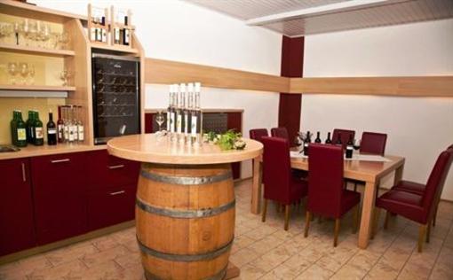фото отеля Pension Rotweingut & Obstedelbrande Familie Schlogl