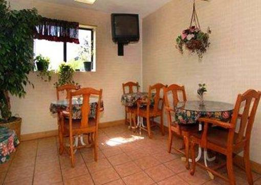 фото отеля Econo Lodge Inn & Suites East Matthews