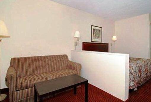 фото отеля Econo Lodge Inn & Suites East Matthews