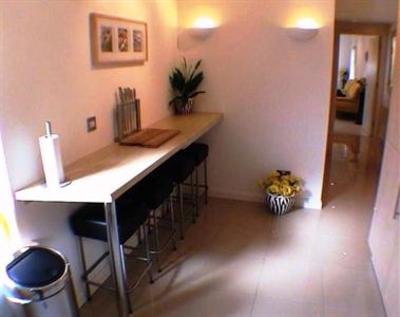 фото отеля Earle House Serviced Apartments