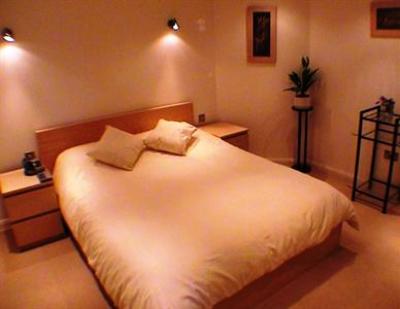 фото отеля Earle House Serviced Apartments