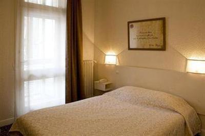 фото отеля Hotel Ours Blanc Place Victor Hugo