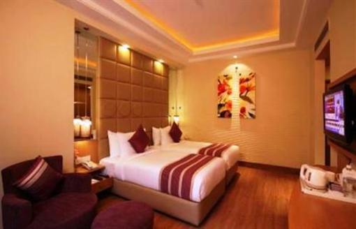 фото отеля Golden Tulip Chattarpur New Delhi