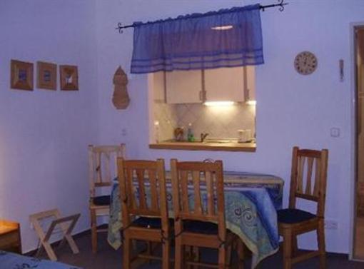 фото отеля Hold Apartmanok