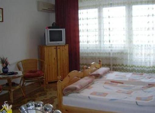 фото отеля Hold Apartmanok