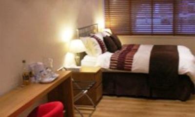 фото отеля Clay Farm Guest House London