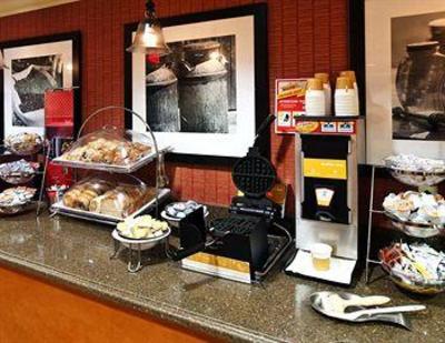 фото отеля Hampton Inn Charlotte Matthews