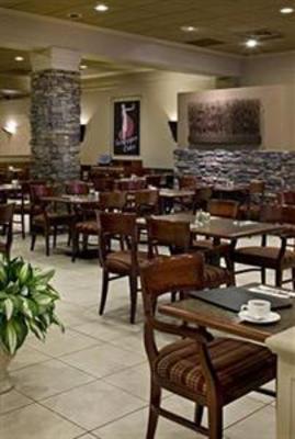 фото отеля Carriage House Inn Calgary