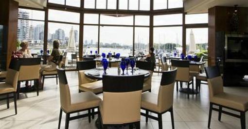 фото отеля Granville Island Hotel