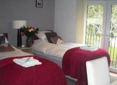 фото отеля Number 678 Guest House Rossendale