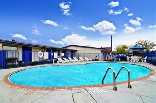 фото отеля Americas Best Value Inn & Suites-Canton Detroit