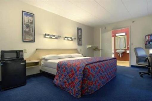 фото отеля Red Roof Inn Cincinnati Northeast - Blue Ash