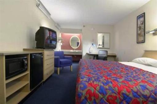 фото отеля Red Roof Inn Cincinnati Northeast - Blue Ash