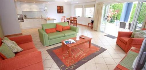 фото отеля Coolum Seaside Apartments