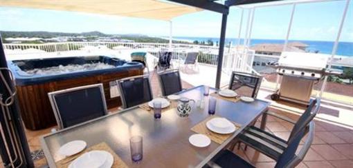 фото отеля Coolum Seaside Apartments