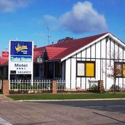 фото отеля Tudor House Motor Inn
