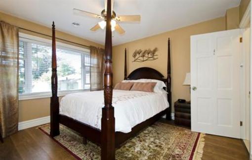 фото отеля Inn-Chanted Forest Bed and Breakfast
