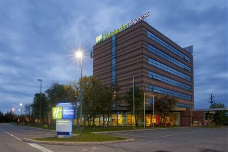 фото отеля Holiday Inn Express Langhe Cherasco