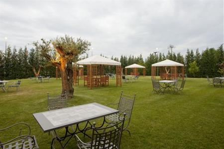 фото отеля Holiday Inn Express Langhe Cherasco