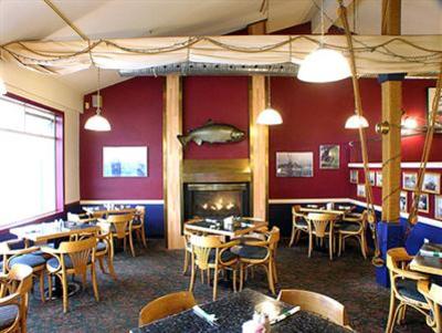 фото отеля Quarterdeck Inn & Marina Resort