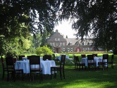 фото отеля Schlossruine Hertefeld Hotel Weeze