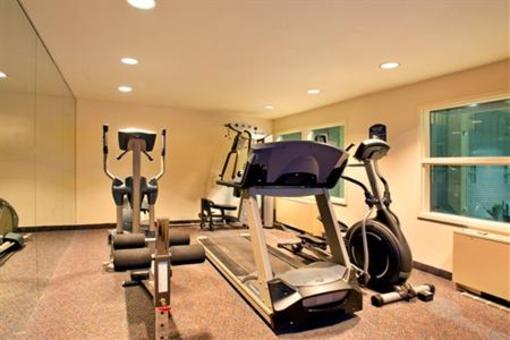 фото отеля Holiday Inn Express Hotel & Suites Milwaukee Airport