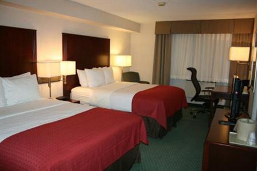 фото отеля Holiday Inn and Suites Winnipeg Downtown