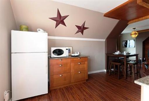 фото отеля Commercial Drive Accommodations