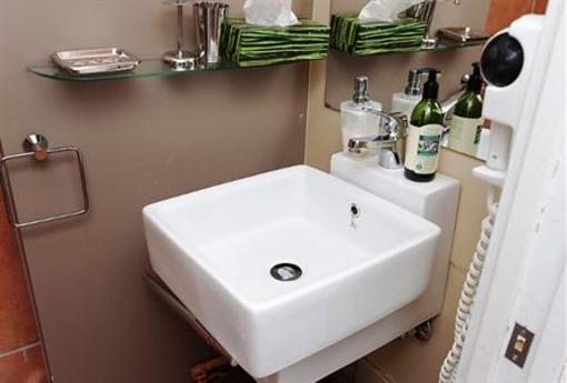 фото отеля Commercial Drive Accommodations