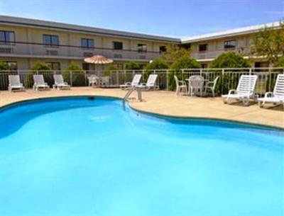 фото отеля Super 8 Motel Elyria