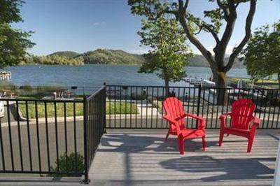 фото отеля Clear Lake Cottages & Marina