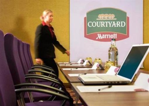 фото отеля Courtyard by Marriott London Gatwick Airport Hotel