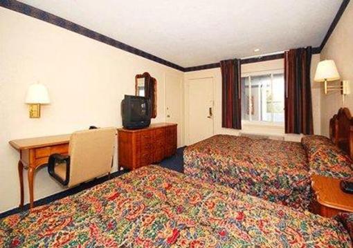 фото отеля Econo Lodge Conference Center - New Haven