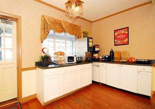 фото отеля Econo Lodge Conference Center - New Haven
