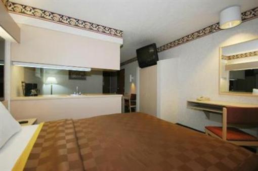 фото отеля Americas Best Value Inn & Suites Sunbury
