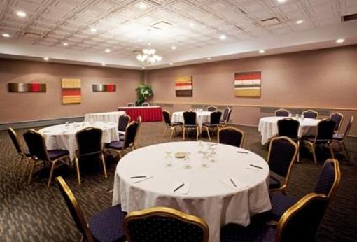 фото отеля Crowne Plaza Hotel Montreal Airport