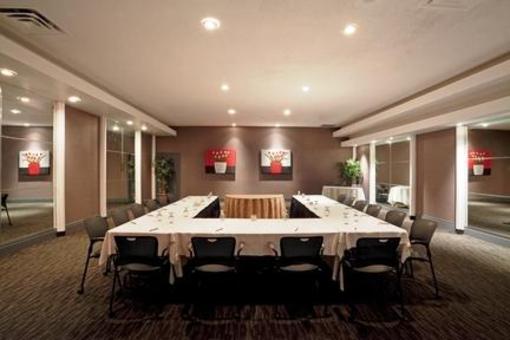 фото отеля Crowne Plaza Hotel Montreal Airport