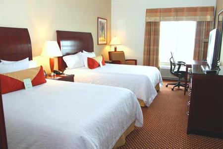 фото отеля Hilton Garden Inn Riverhead