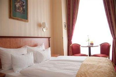 фото отеля Opera Suites