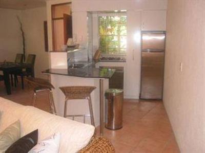 фото отеля L'Auberge Apartments Noosa