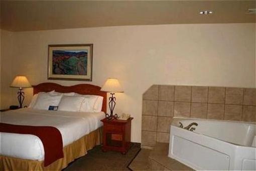 фото отеля Holiday Inn Express Hotel & Suites Paso Robles