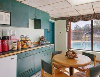 фото отеля Days Inn Raeford