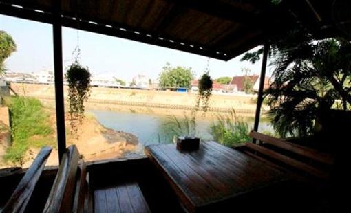 фото отеля J & J Guesthouse
