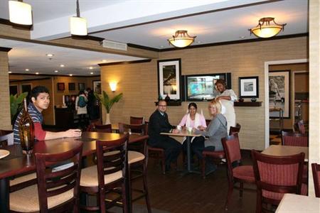фото отеля Hampton Inn Newark-Airport