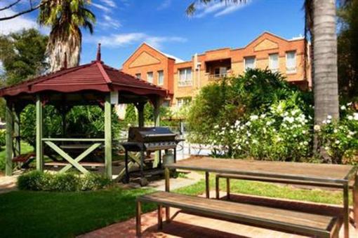фото отеля Quest Royal Gardens Apartments Melbourne