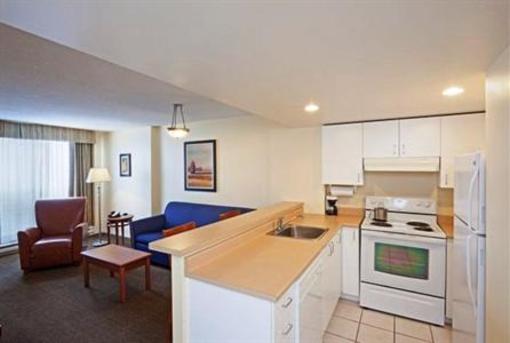 фото отеля Candlewood Suites Montreal Centre-Ville
