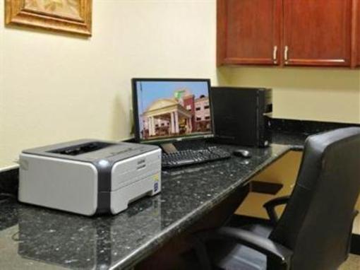 фото отеля Holiday Inn Express Hotel & Suites Sealy