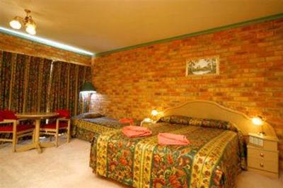 фото отеля BEST WESTERN Pines Country Club Motor Inn